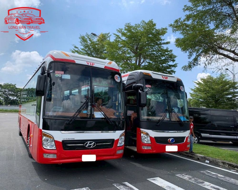 Xe 29 chỗ màu trắng đỏ