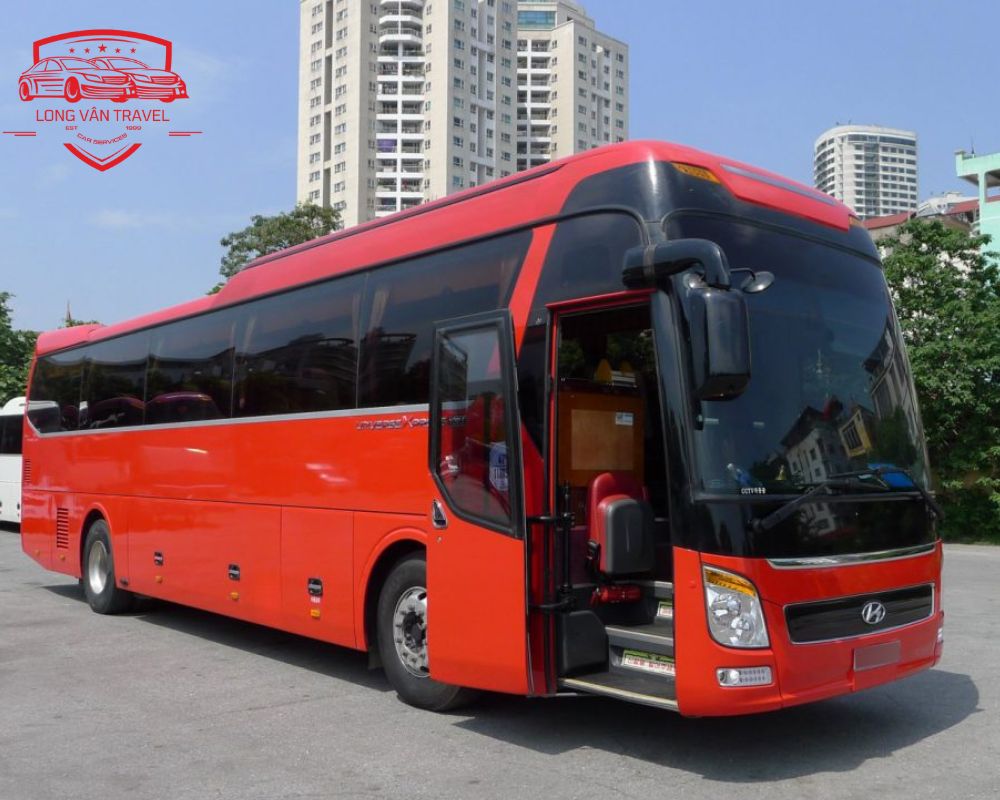 Hyundai Universe màu đỏ